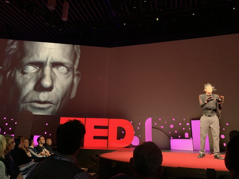 TED2019 DigiDoug現場深偽技術即時示範（Steve Jurvetson, CC BY 2.0）